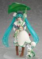 Yukimiku2015 figma with umbrella of leaves.jpg